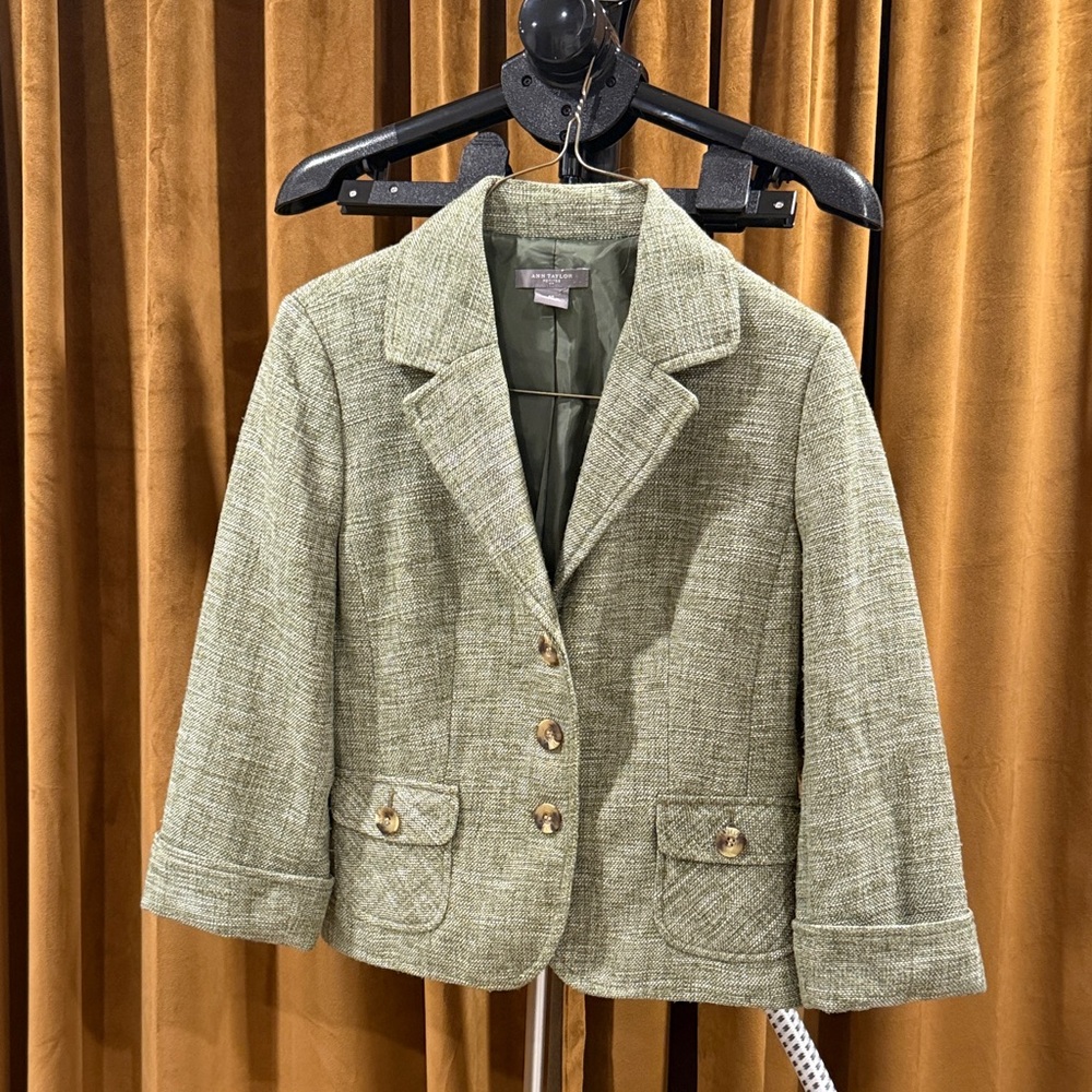 Ann Taylor 8 Petites Lined Green Tweed Blazer with Buttons.